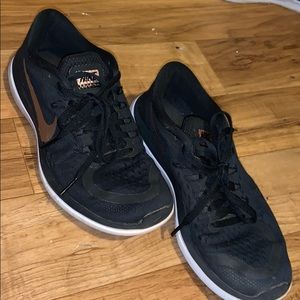 Nike (Flex 2017 Run) tennis shoes/sneakers